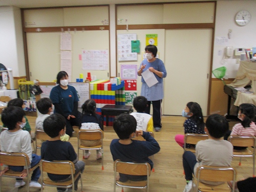 写真:お話を聞く子どもたち2