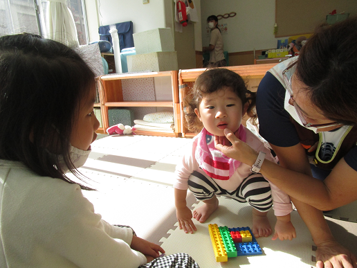 写真:子どもたちと先生