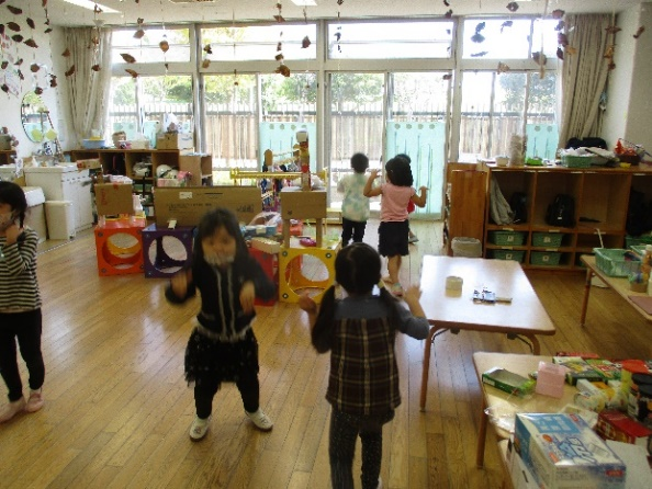 写真:動物なりきりごっこをする子どもたち