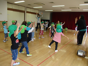 写真:ダンスを踊る様子