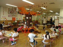 写真:給食を食べる子どもたち