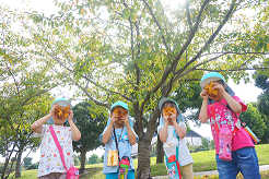 写真:材料を集める子どもたち1