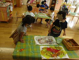 写真:はっぱでんきを作る子どもたち