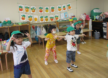 写真:ダンスを踊る子どもたち