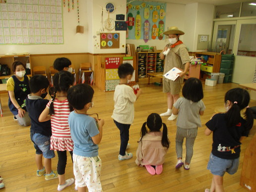 写真:お話する子どもたち