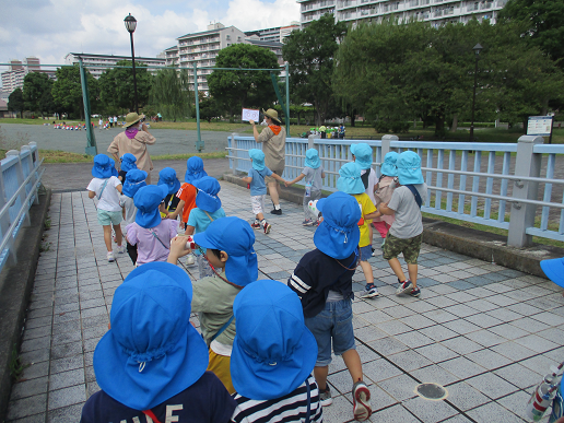 写真:探検する子どもたち