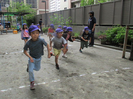 写真:走る子どもたち