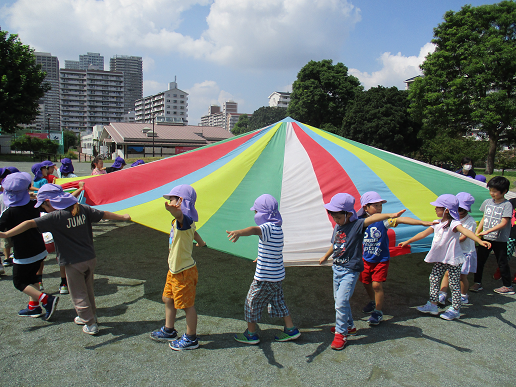 写真:バルーンを楽しむ子どもたち