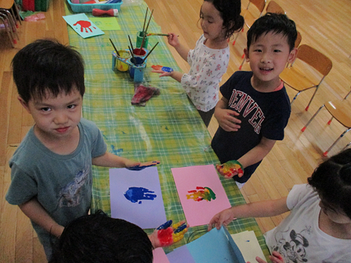 写真:カード表紙を作る子どもたち