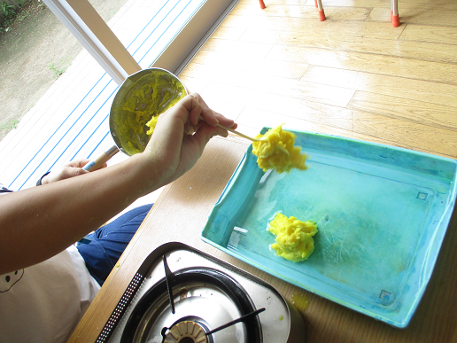 写真:固まった片栗粉を水で冷やす様子