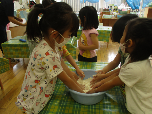 写真:小麦粉を混ぜる子どもたち1