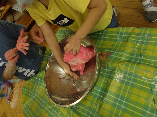 写真:小麦粉を混ぜる子どもたち2
