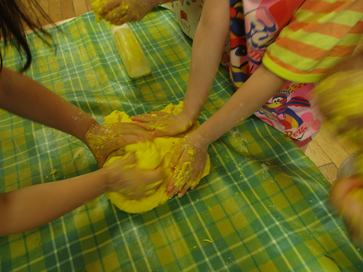写真:小麦粉をこねる子どもたち