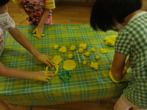 写真:型抜きをする子どもたち