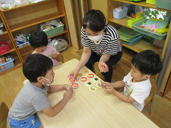 写真;遊ぶ子どもたち1