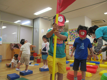 写真;遊ぶ子どもたち2