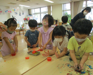 写真;遊ぶ子どもたち3