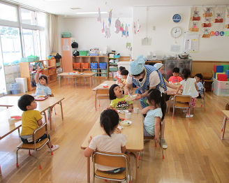 写真:給食を食べる子どもたち