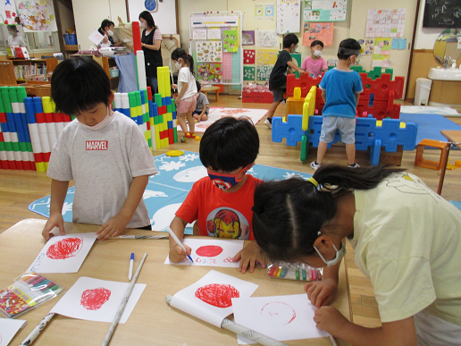 写真:応援の旗を作る子どもたち