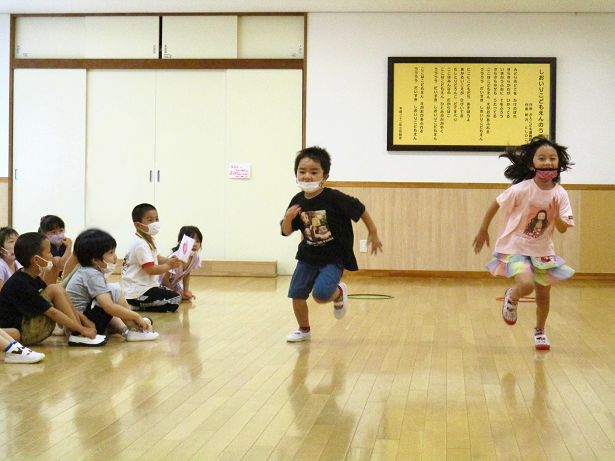 写真:走る子どもたち