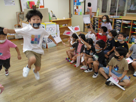 写真:応援する子どもたち