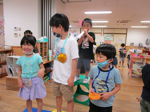 写真:メダルをもらう子どもたち2