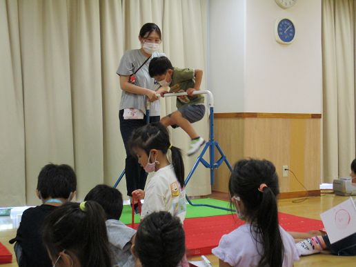 写真:鉄棒をする子どもたち