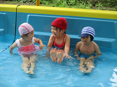 写真:プールで遊ぶ子どもたち1