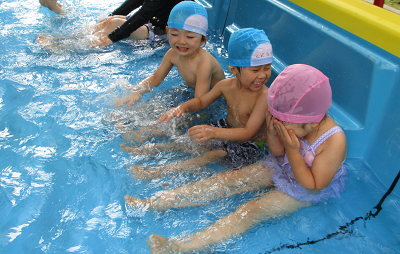 写真:プールで遊ぶ子どもたち2