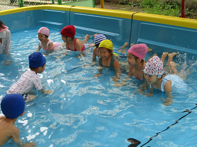 写真:プールで遊ぶ子どもたち3