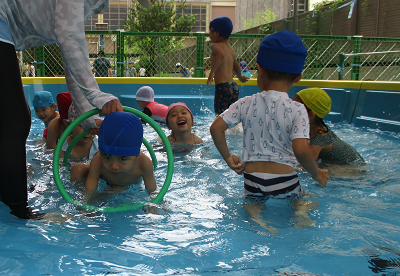写真:プールで遊ぶ子どもたち5