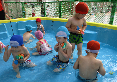 写真:プールで遊ぶ子どもたち6
