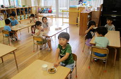 写真:おやつを食べる子どもたち