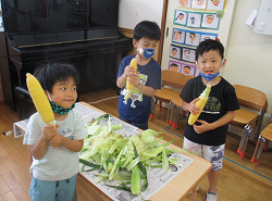 写真:皮むきをする子どもたち1