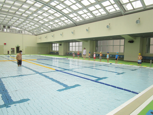 写真:先生と子どもたち