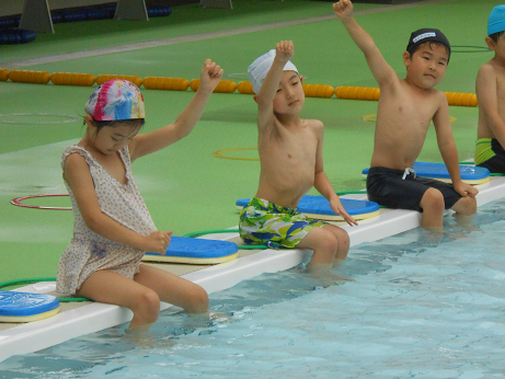 写真:手をあげる子どもたち