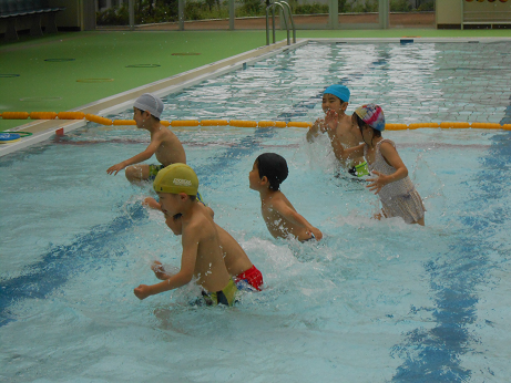 写真:プールを楽しむ子どもたち1