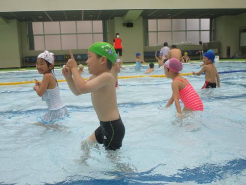 写真:プールを楽しむ子どもたち2