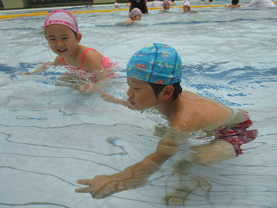写真:プールを楽しむ子どもたち3