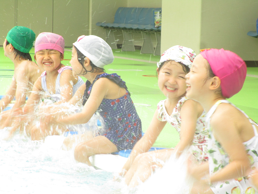 写真:プールを楽しむ子どもたち4