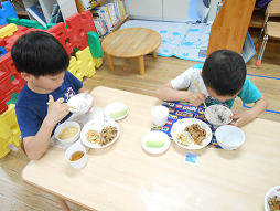 写真:給食を食べる子どもたち1