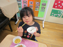 写真:給食を食べる子どもたち2