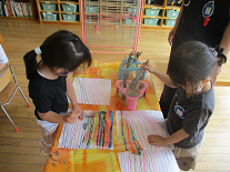 写真:笹飾りを作る子どもたち2
