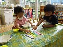 写真:輪つなぎをする子どもたち1