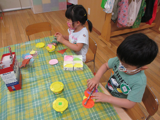 写真:アイスを作る子どもたち