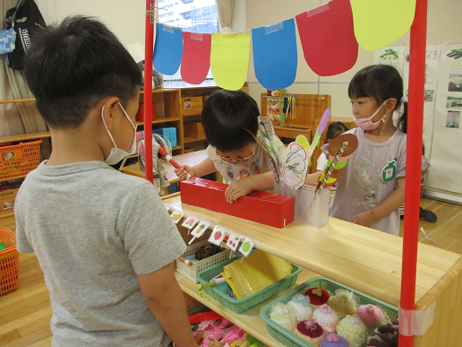 写真:アイス屋さんを楽しむ子どもたち