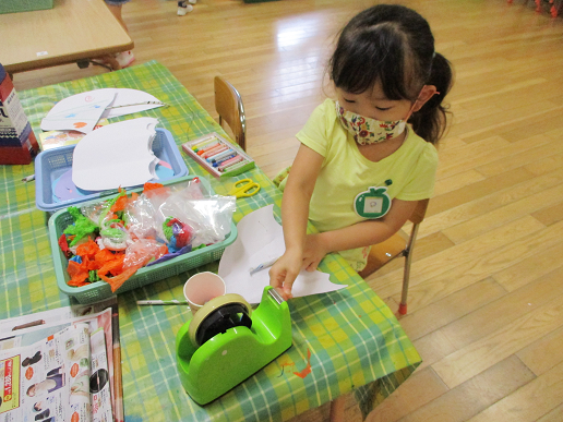 写真:傘を作る子ども