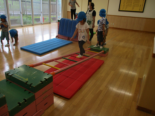 写真:運動遊びをする子どもたち4