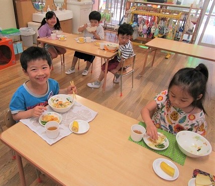 写真:ポテトチップスを喜ぶ子どもたち2