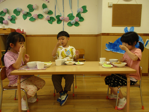 写真:給食を食べる子どもたち